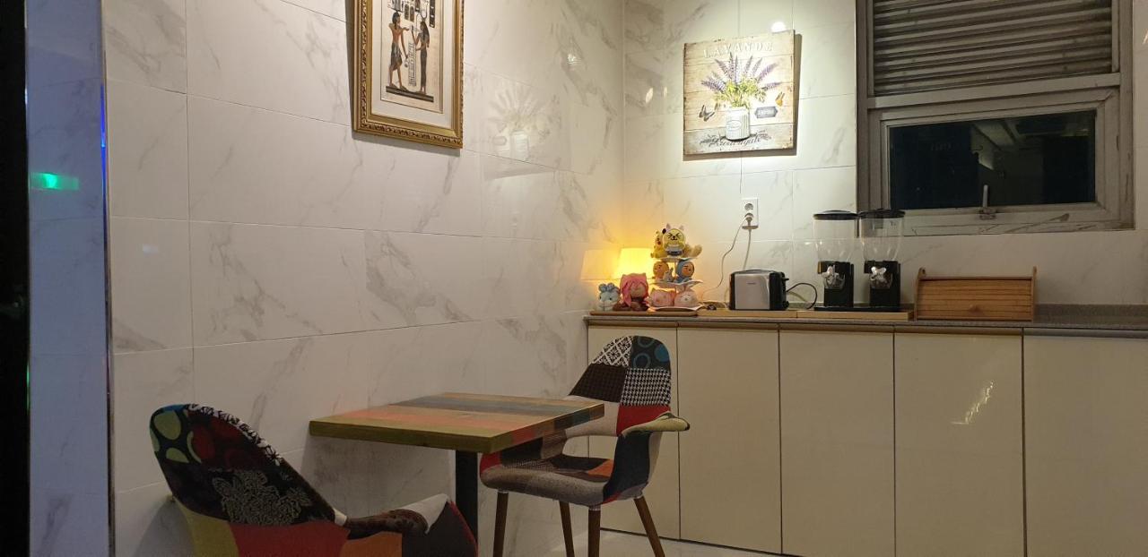 Gimhae Business Hotel K Bagian luar foto
