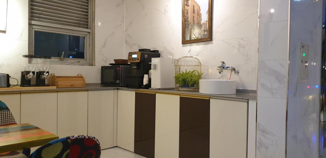 Gimhae Business Hotel K Bagian luar foto