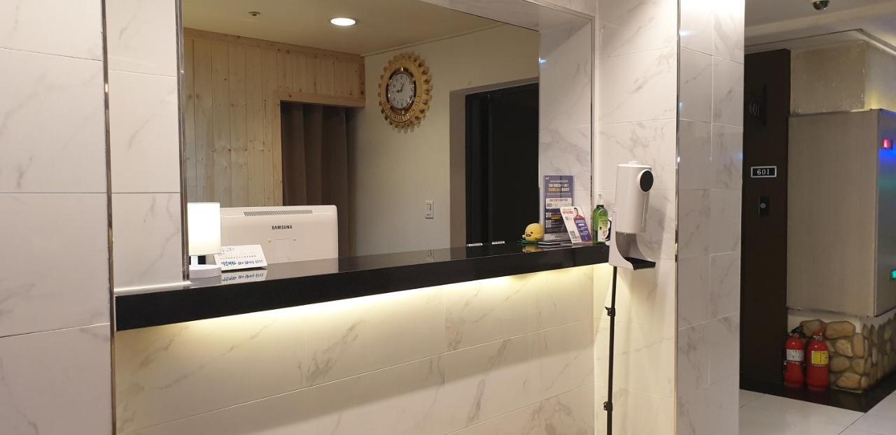 Gimhae Business Hotel K Bagian luar foto