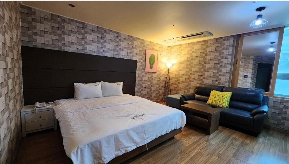 Gimhae Business Hotel K Bagian luar foto