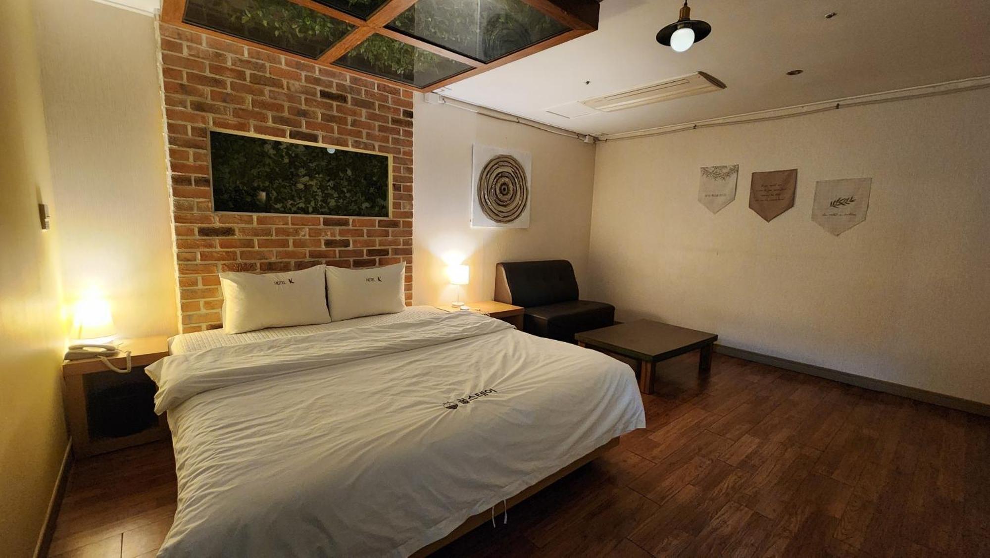 Gimhae Business Hotel K Bagian luar foto
