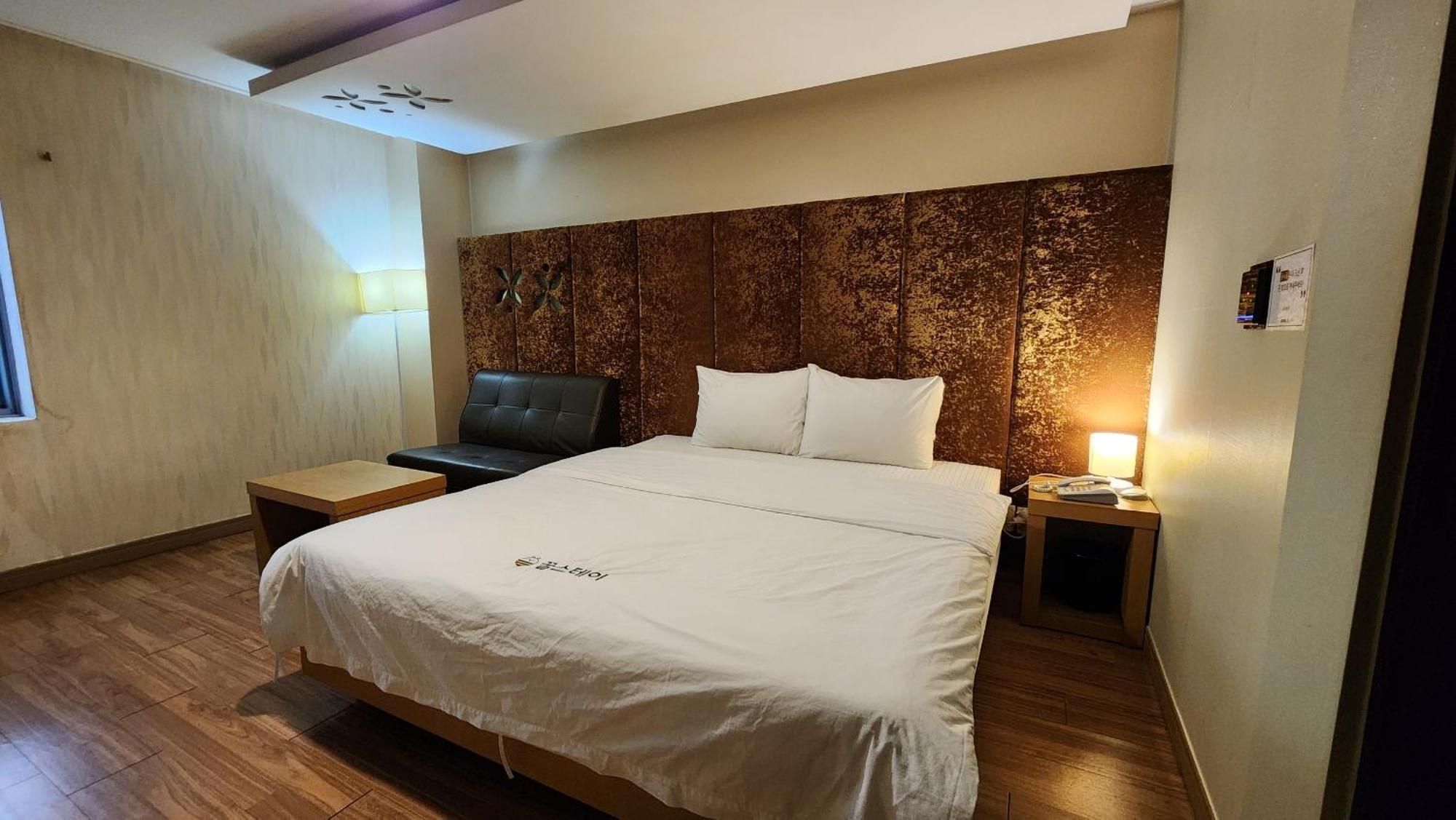 Gimhae Business Hotel K Bagian luar foto