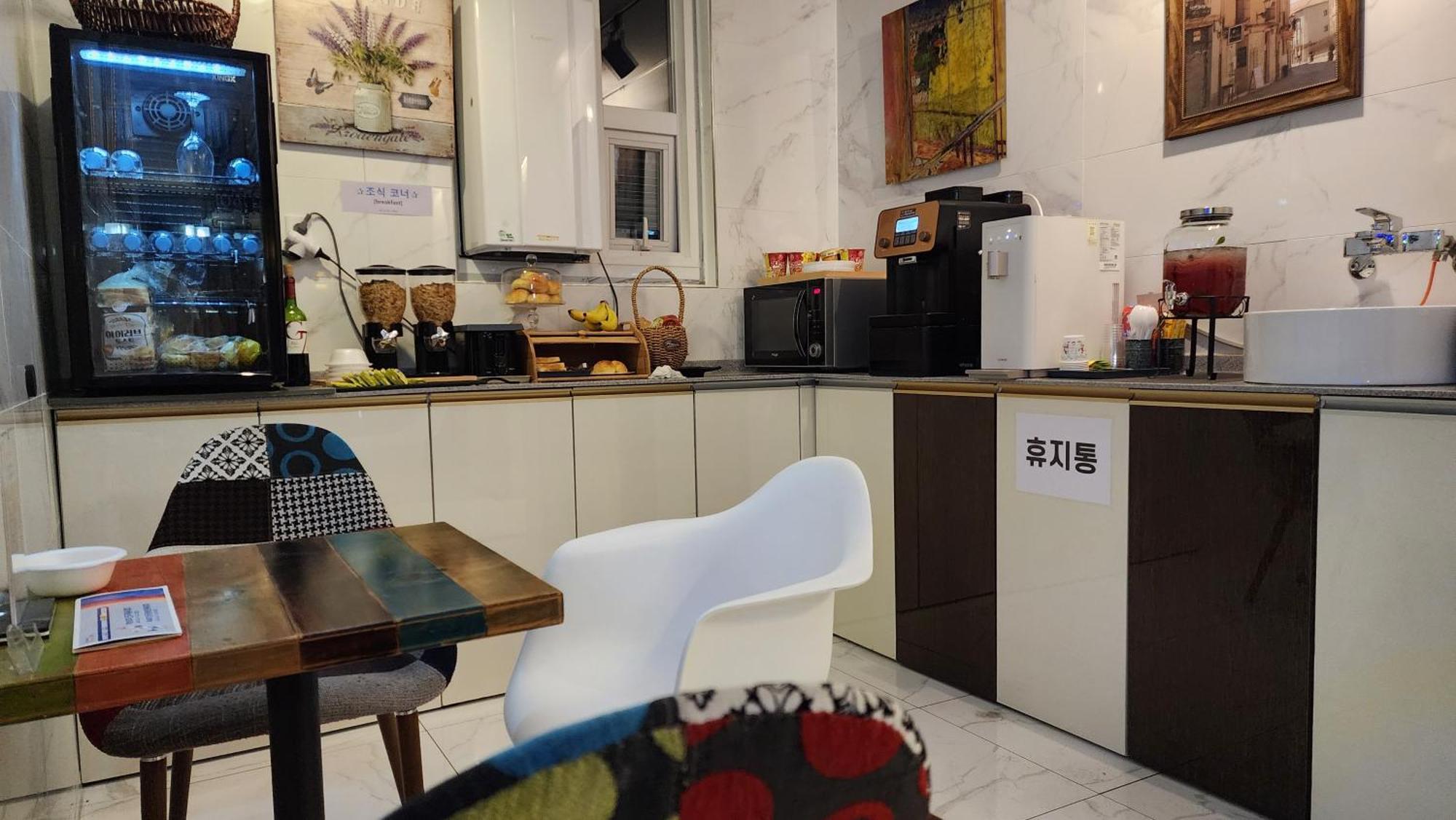 Gimhae Business Hotel K Bagian luar foto