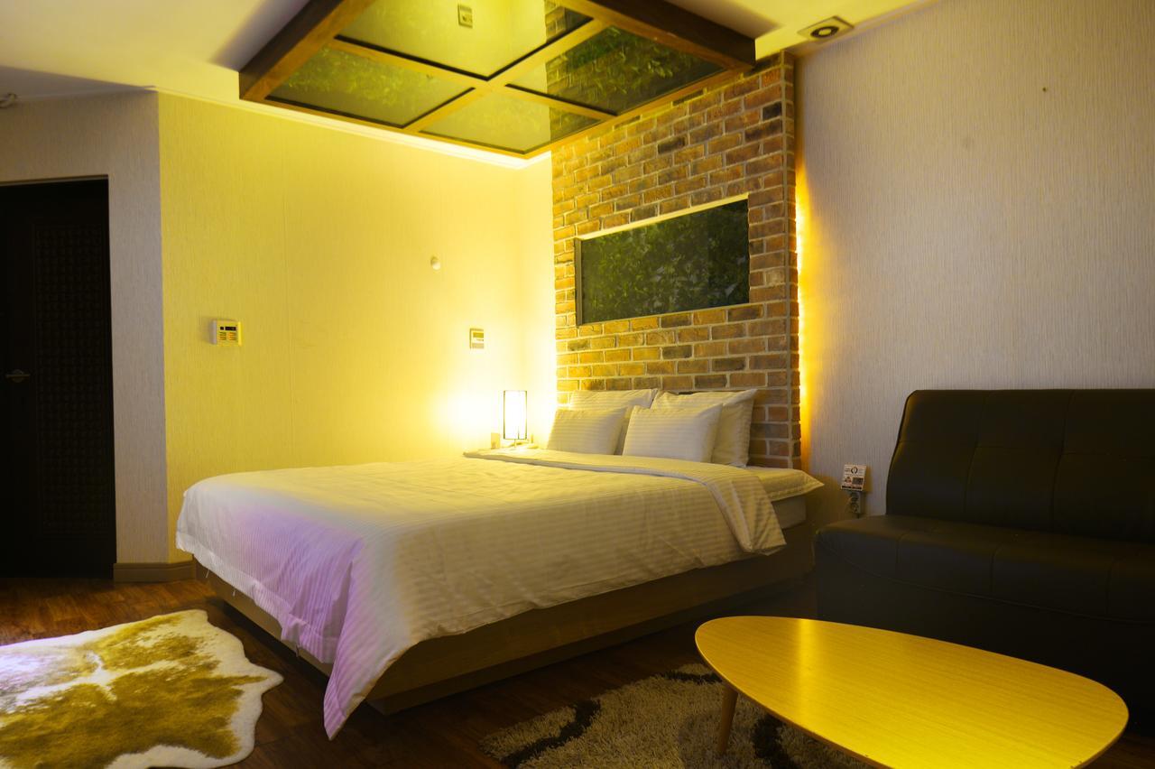 Gimhae Business Hotel K Bagian luar foto