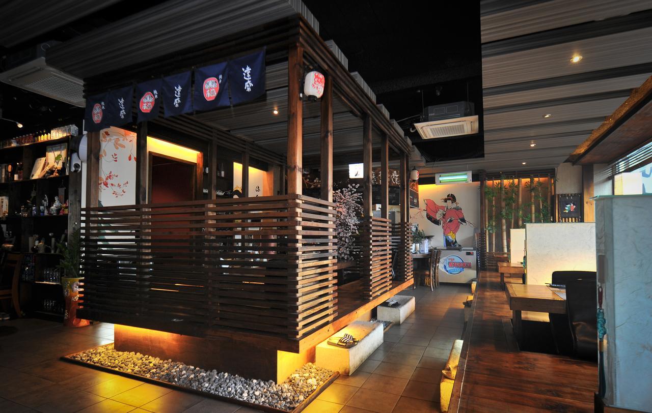 Gimhae Business Hotel K Bagian luar foto