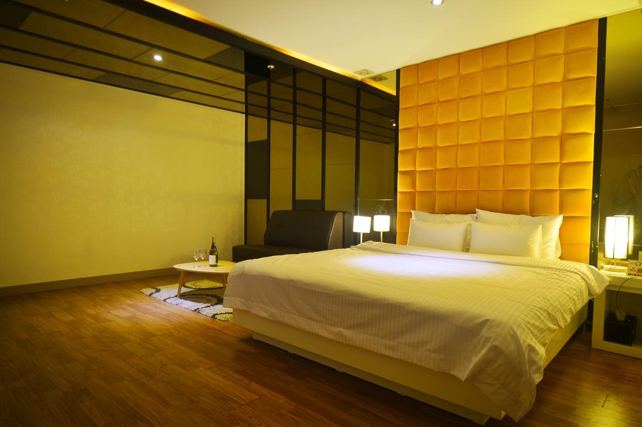 Gimhae Business Hotel K Bagian luar foto