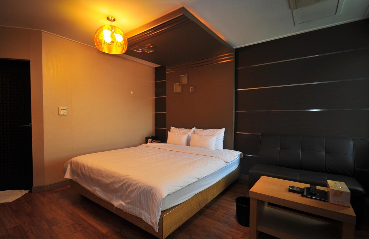 Gimhae Business Hotel K Bagian luar foto