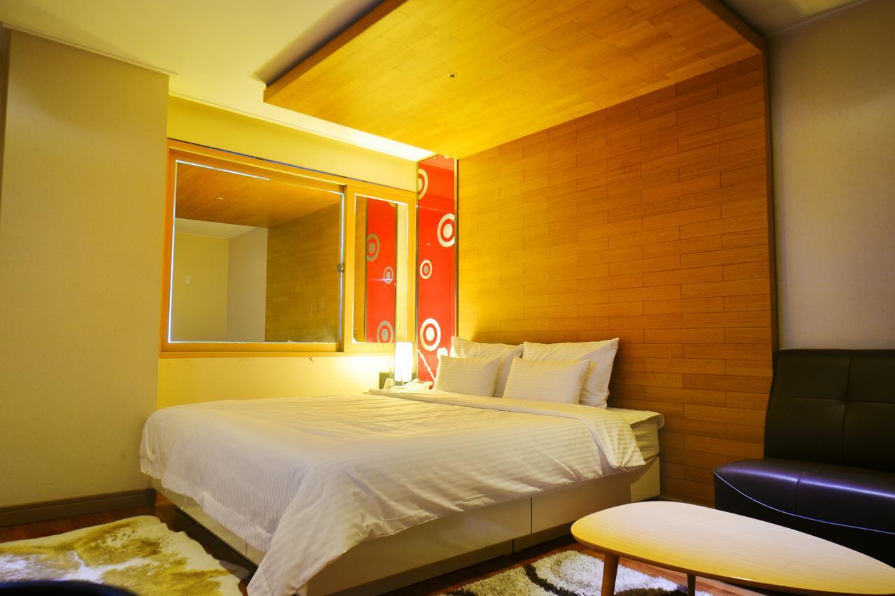 Gimhae Business Hotel K Bagian luar foto
