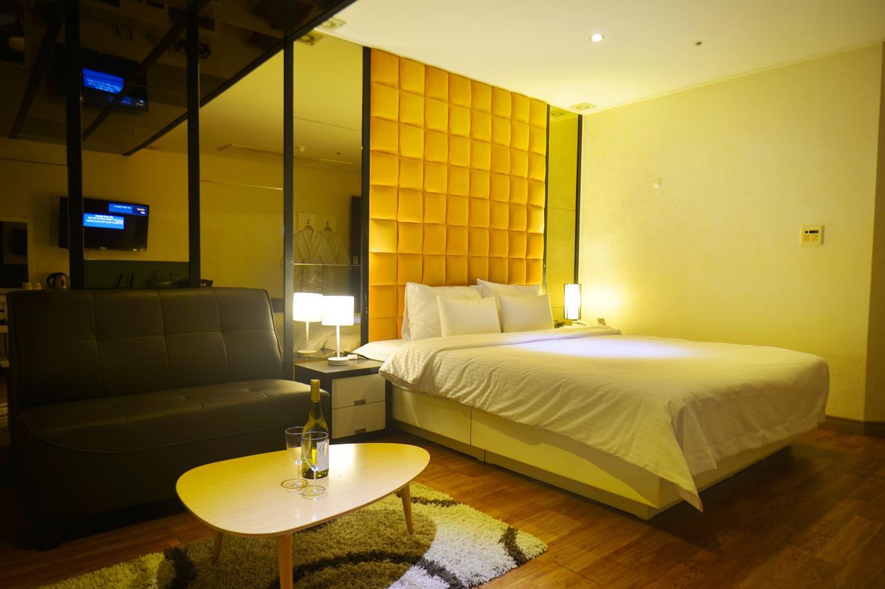 Gimhae Business Hotel K Bagian luar foto