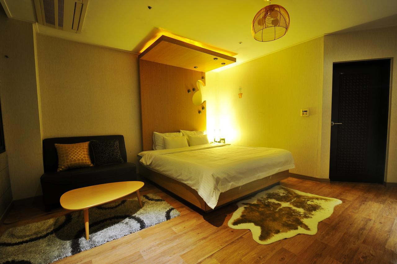 Gimhae Business Hotel K Bagian luar foto