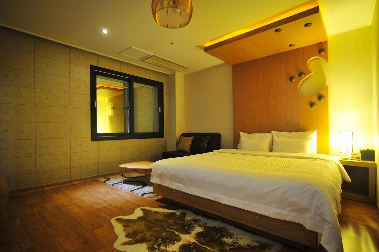 Gimhae Business Hotel K Bagian luar foto