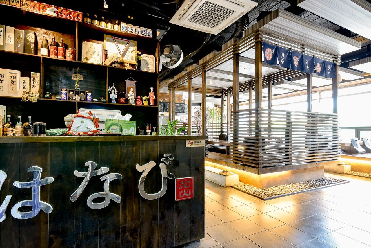 Gimhae Business Hotel K Bagian luar foto