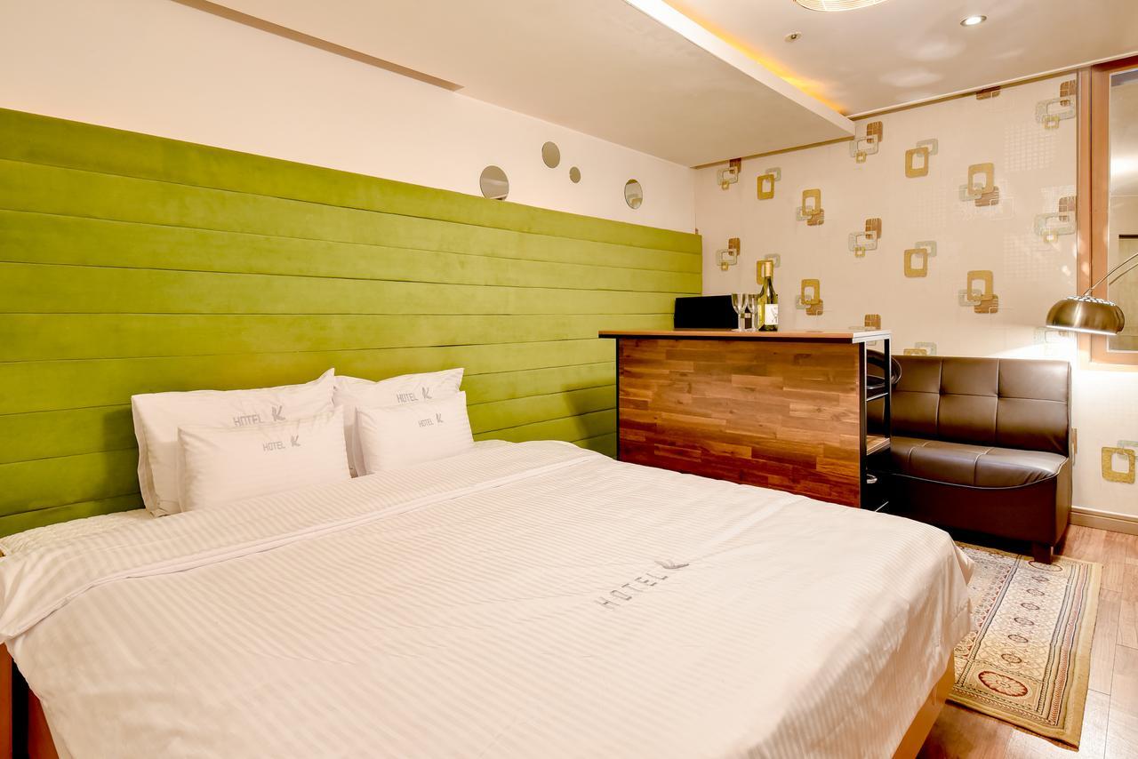 Gimhae Business Hotel K Bagian luar foto