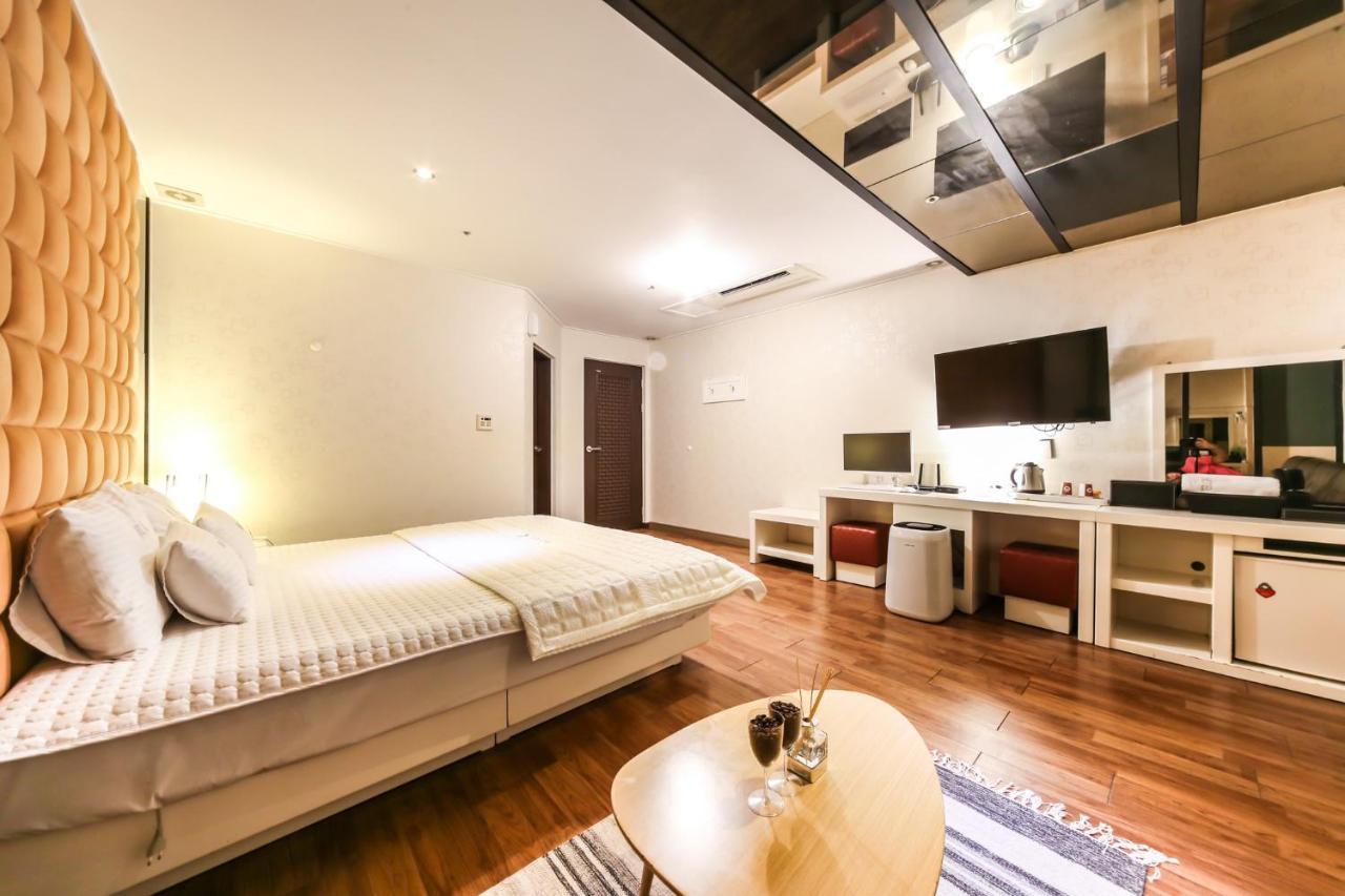 Gimhae Business Hotel K Bagian luar foto