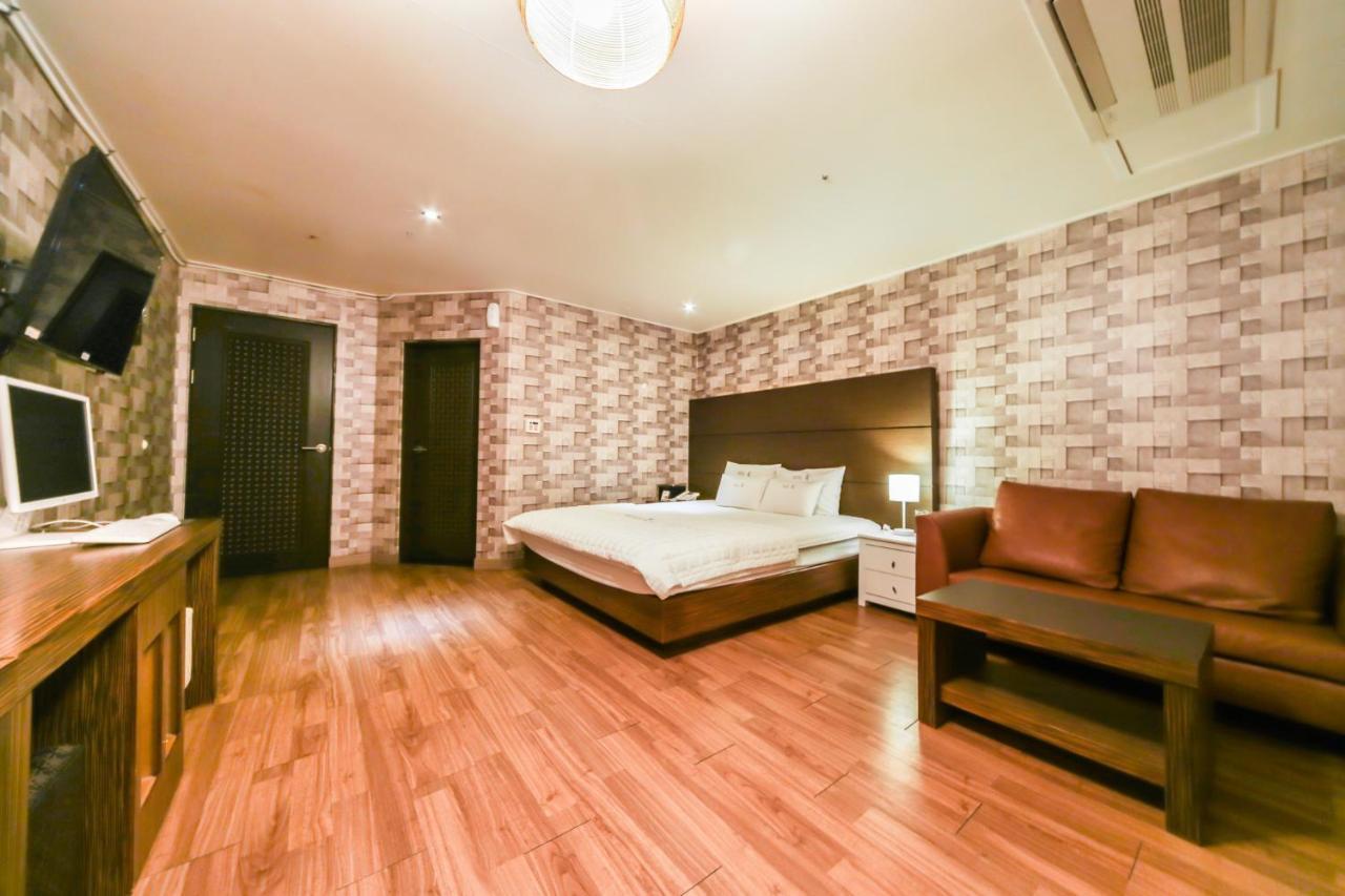 Gimhae Business Hotel K Bagian luar foto