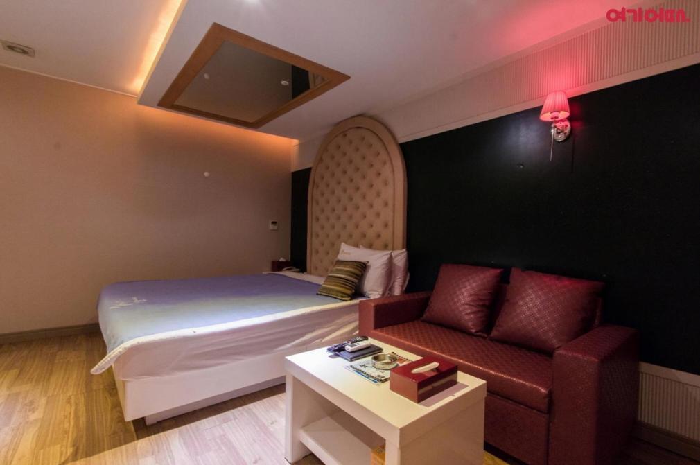 Gimhae Business Hotel K Bagian luar foto