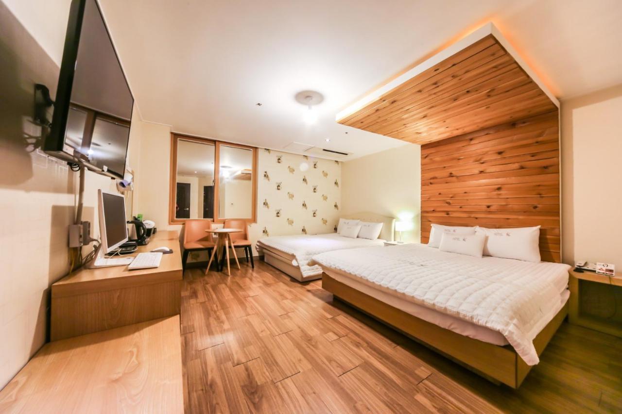 Gimhae Business Hotel K Bagian luar foto
