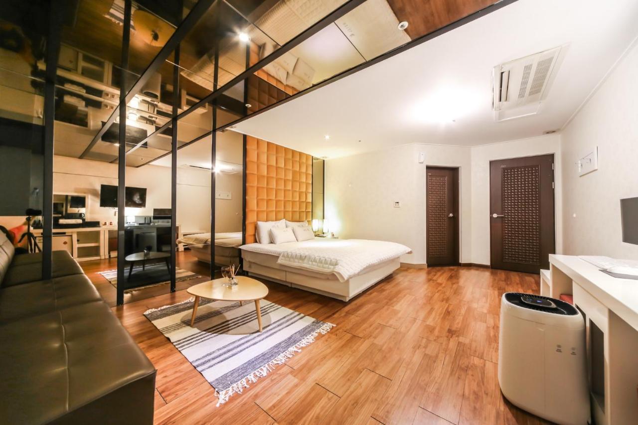 Gimhae Business Hotel K Bagian luar foto