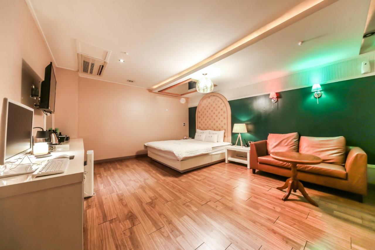 Gimhae Business Hotel K Bagian luar foto