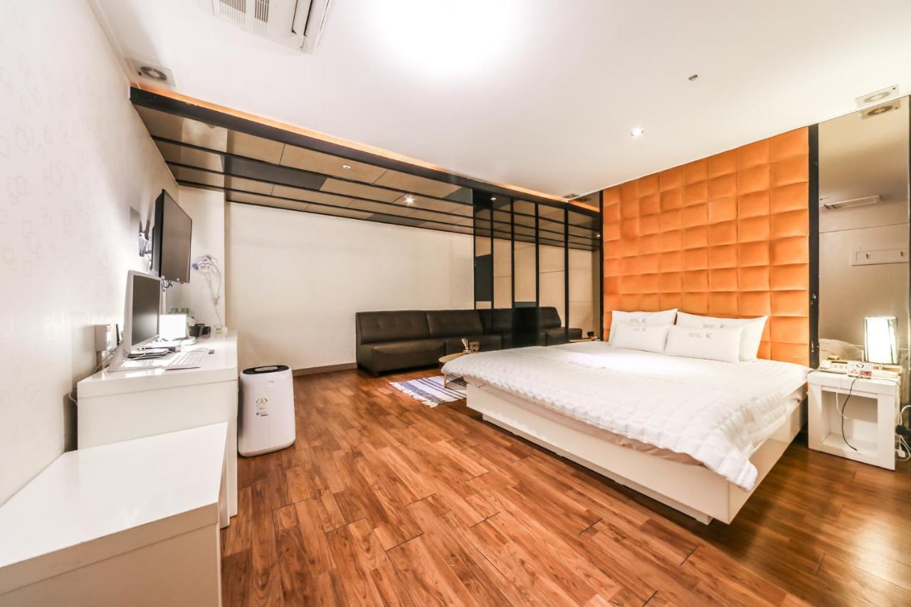Gimhae Business Hotel K Bagian luar foto