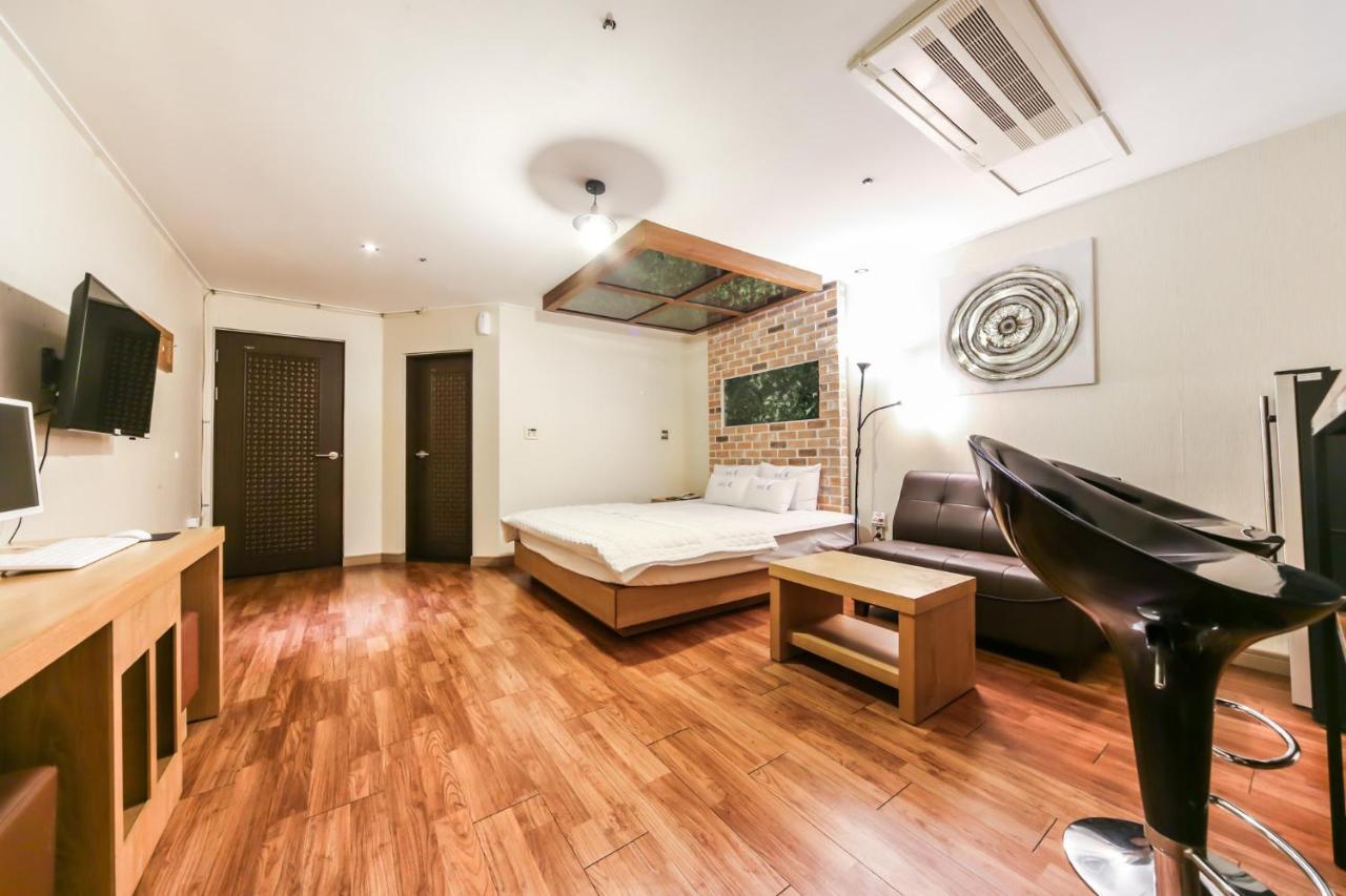 Gimhae Business Hotel K Bagian luar foto